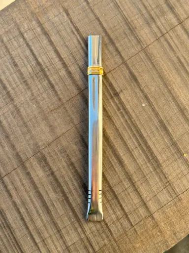 Bombilla chata de acero inoxidable con aro de bronce